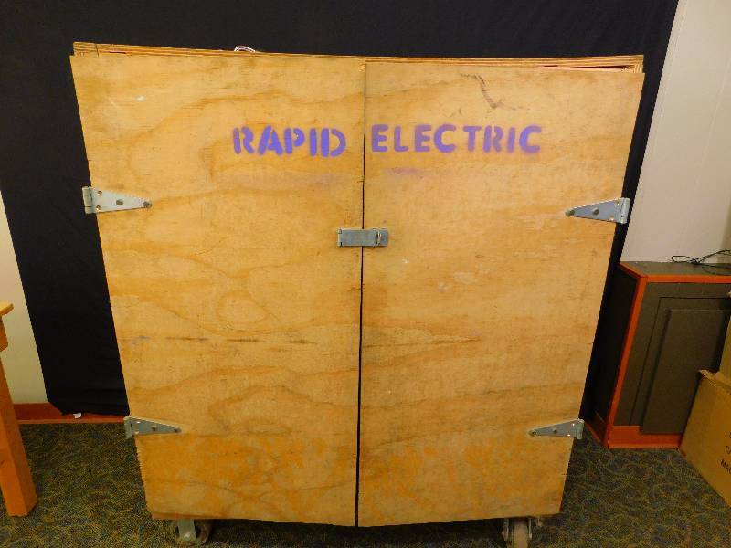 lot 16 image: Rolling Cabinet