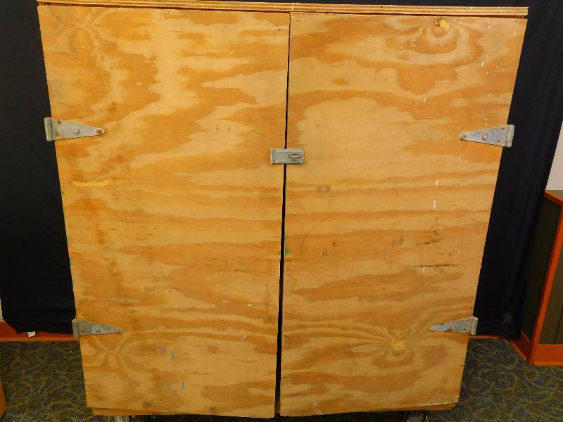 lot 17 image: Rolling Cabinet