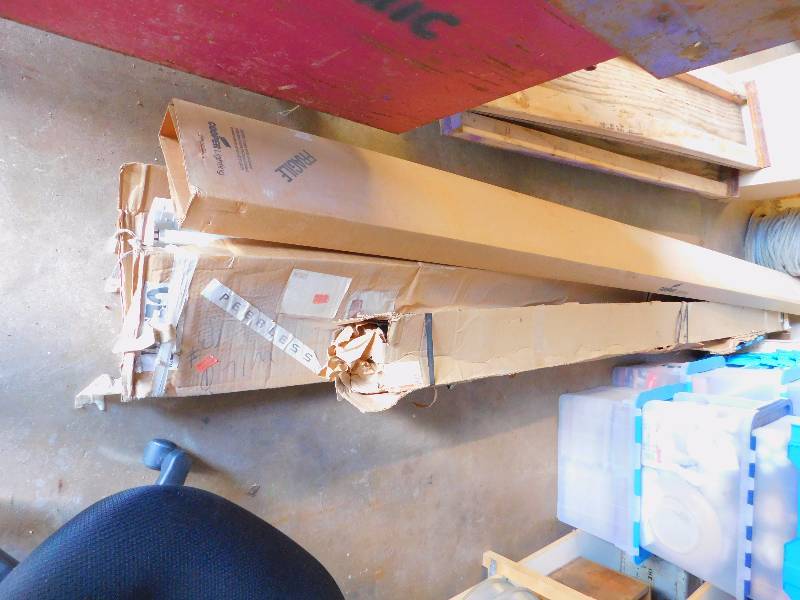 lot 62 image: Lot of 12 Fluorescent Lights wbulbs  10 Aluminum Raceway Base