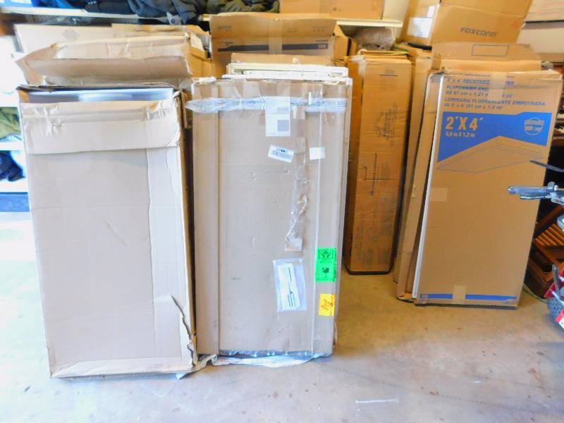 lot 61 image: Lot of LED & Fluorescent Light Fixtures