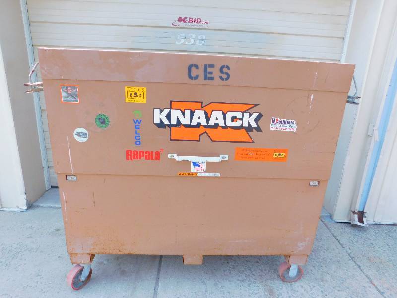 lot 86 image: Large Metal tool box on wheels