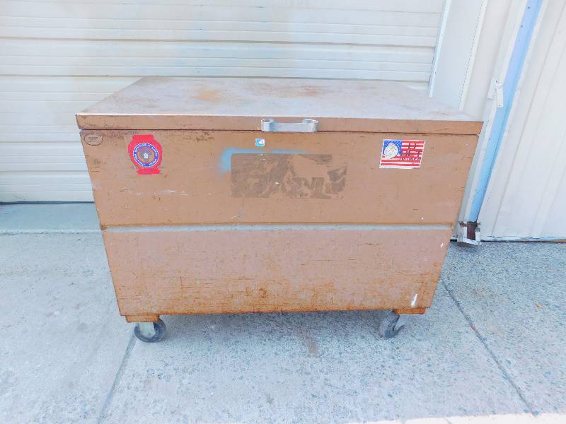 lot 87 image: Metal tool box on wheels