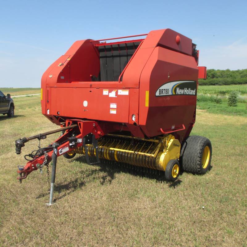 lot 4 image: New Holland BR780A Round Baler