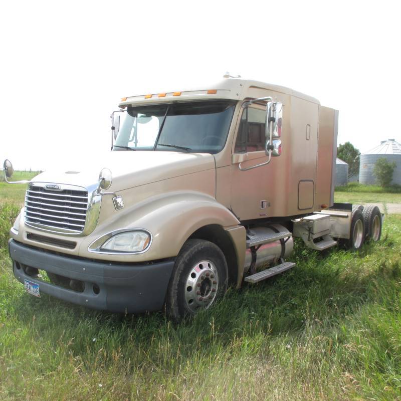 lot 17 image: 2004 Freightliner Columbia 120 Semi