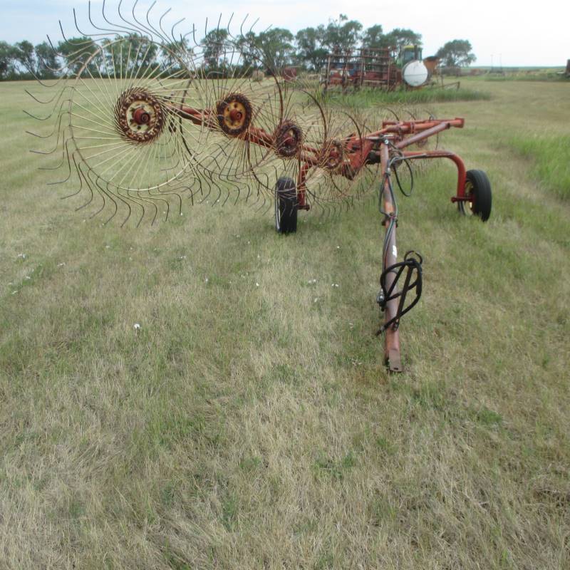 lot 18 image: 8 Wheel Hay Rake