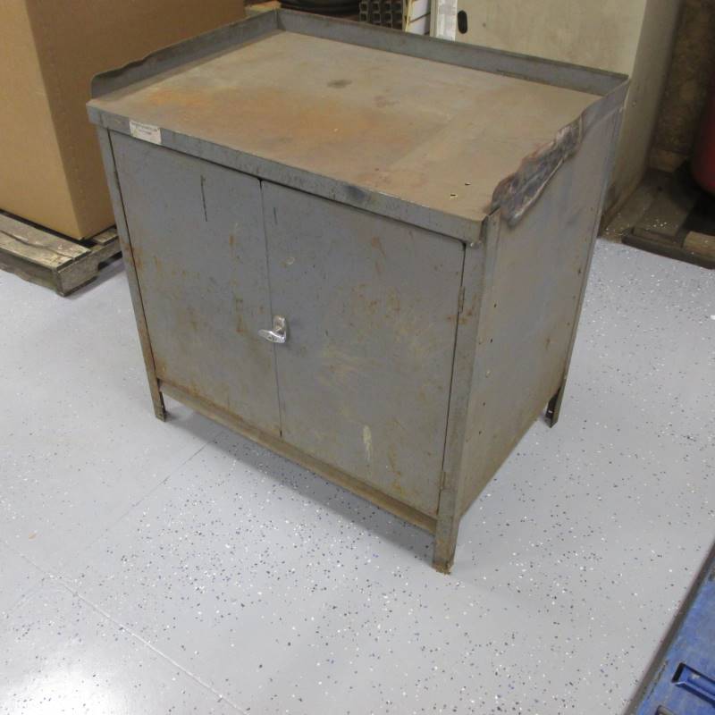 lot 28 image: Metal Storage Cabinet