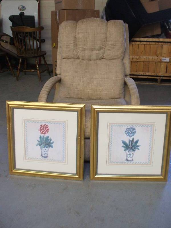 GLIDING RECLINER AND ART