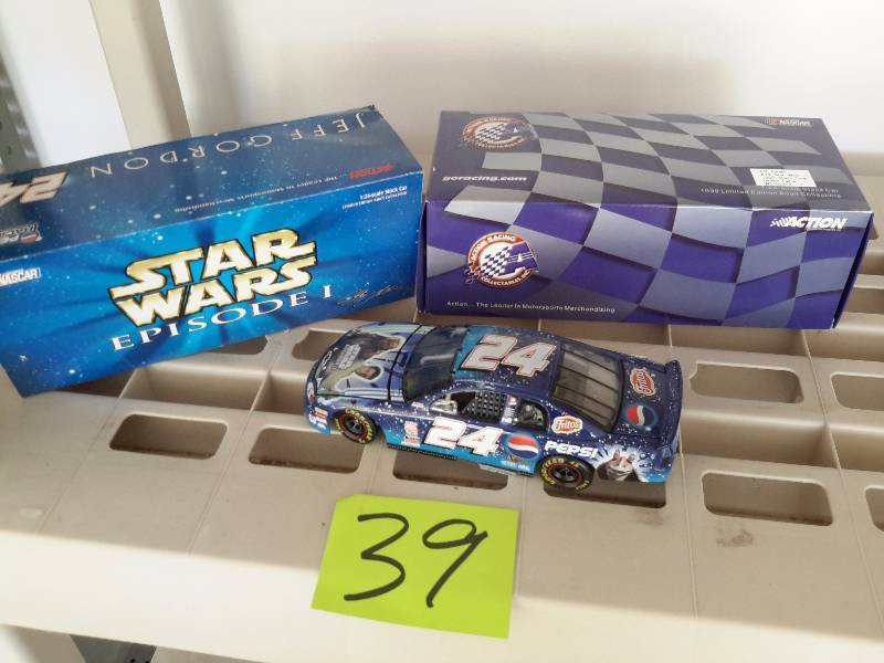 lot 39 image: Jeff Gordon Star Wars Episode 1, No 24