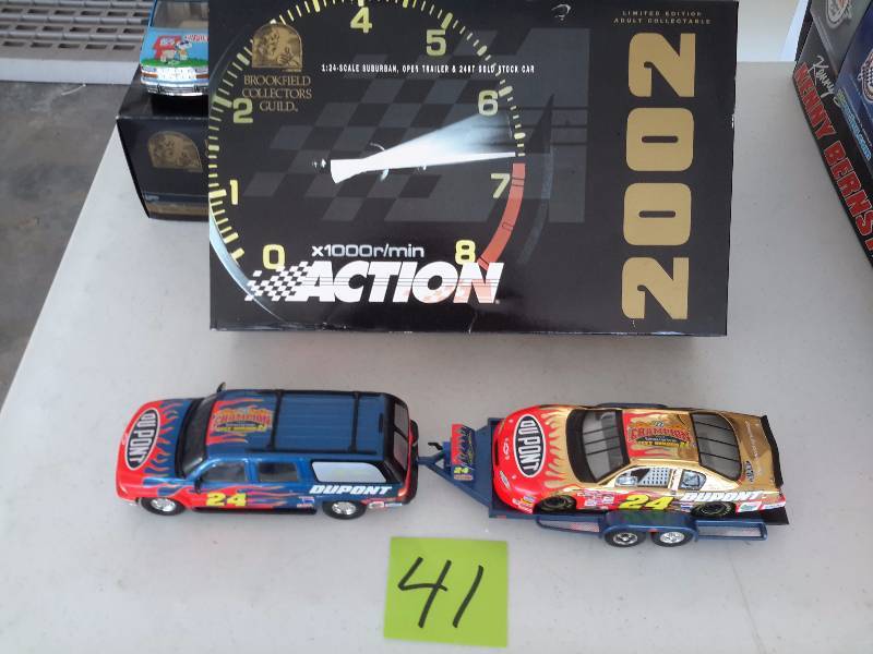 lot 41 image: Brookfield Collectors.  2002 Suburban, Trailer and 24 Kt Gold Stock Car