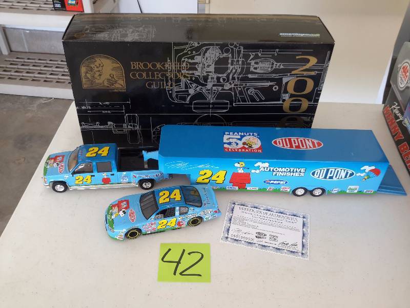 lot 42 image: Brookfield Collection, Truck, Trailer and Stock Car.. Peanuts theme