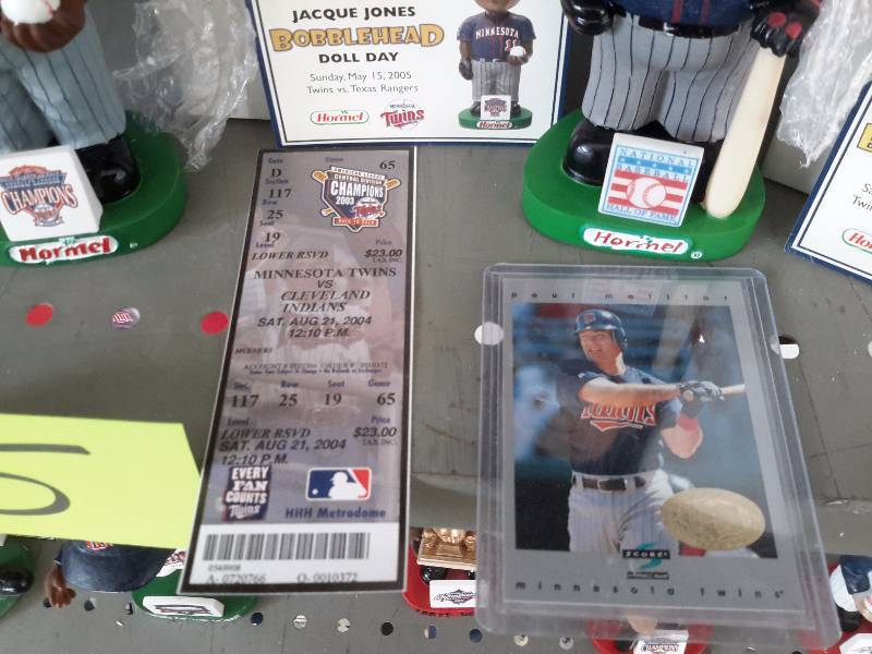 lot 5 image: Paul Molitor and Jacques Jones Bobble Heads
