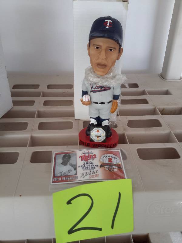 lot 21 image: Zoilo Versalles Bobble Head
