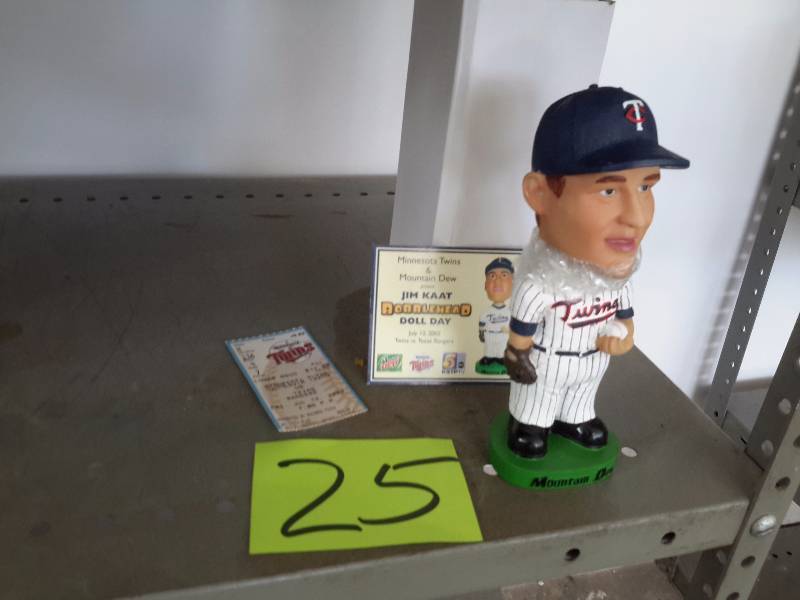 lot 25 image: Jim Kaat Bobble Head