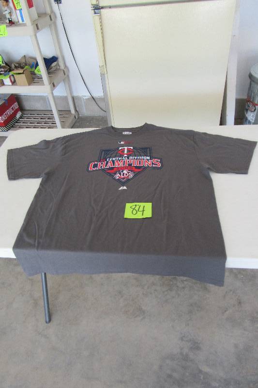 lot 84 image: 2 VERY LARGE XL Twins T Shirts