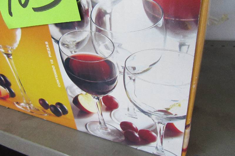 lot 103 image: 12, 10 oz Balloon wine glasses.. By Luminarc