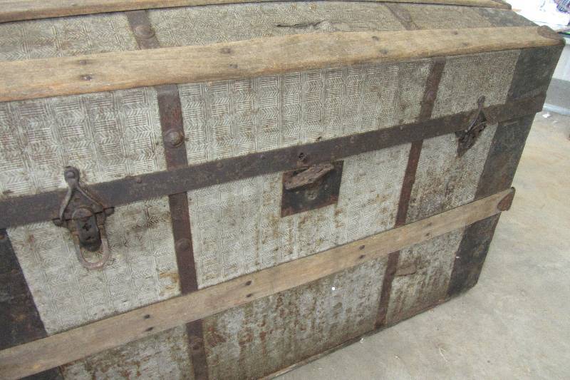 lot 104 image: Nice Steamer Trunk.. In very good shape.