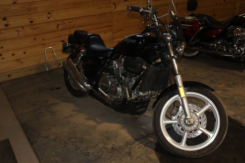lot 7 image: 1987 Honda Magna 700 Motorcycle