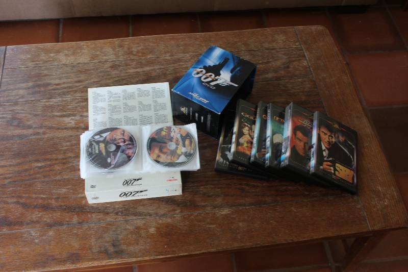 lot 107 image: James Bond 007 DVD Collectors Set