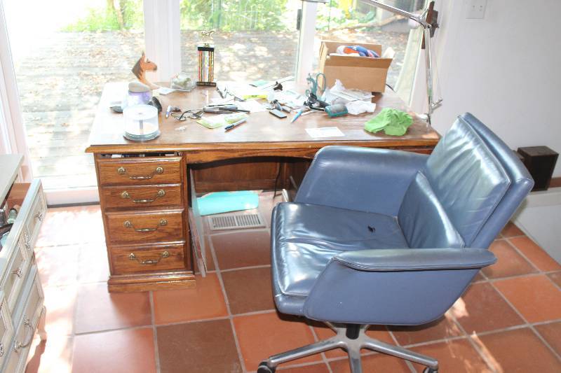 lot 71 image: 4-Drawer Wood Office Desk w Rolling Office Chair