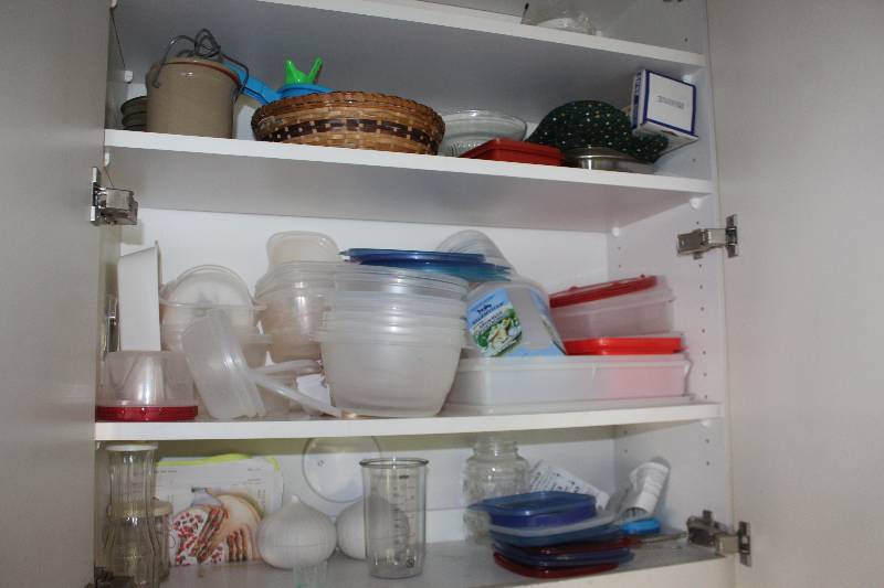 lot 89 image: Tupperware, Glassware