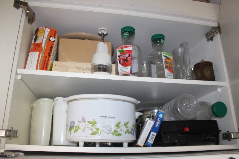 lot 90 image: Crock Pot, Plastic Containers