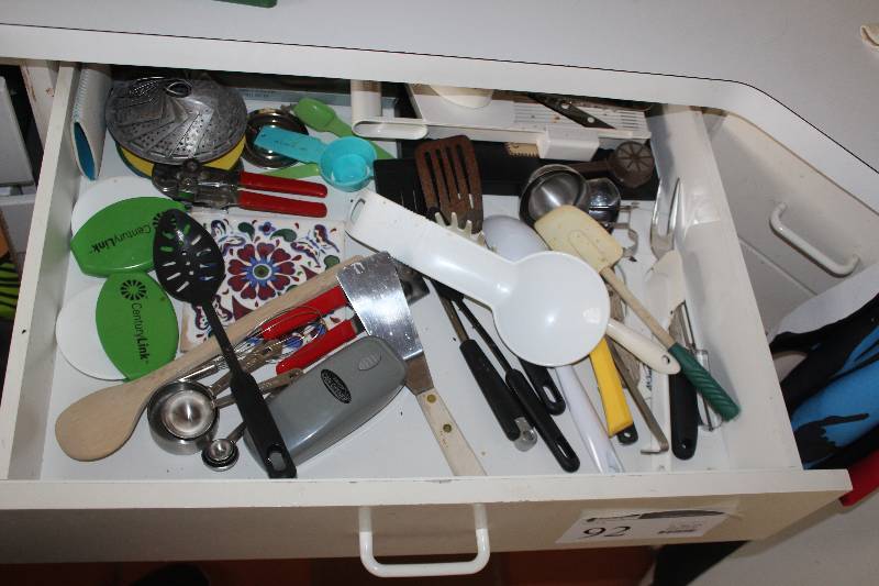 lot 92 image: Kitchen Cooking Utensils, Steak Knife Set