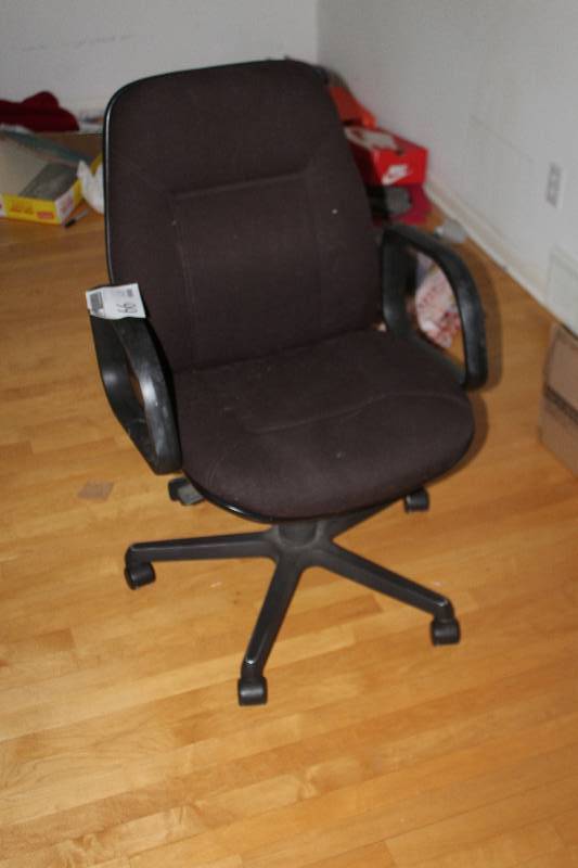 lot 66 image: Rolling Swivel Padded Office Chair