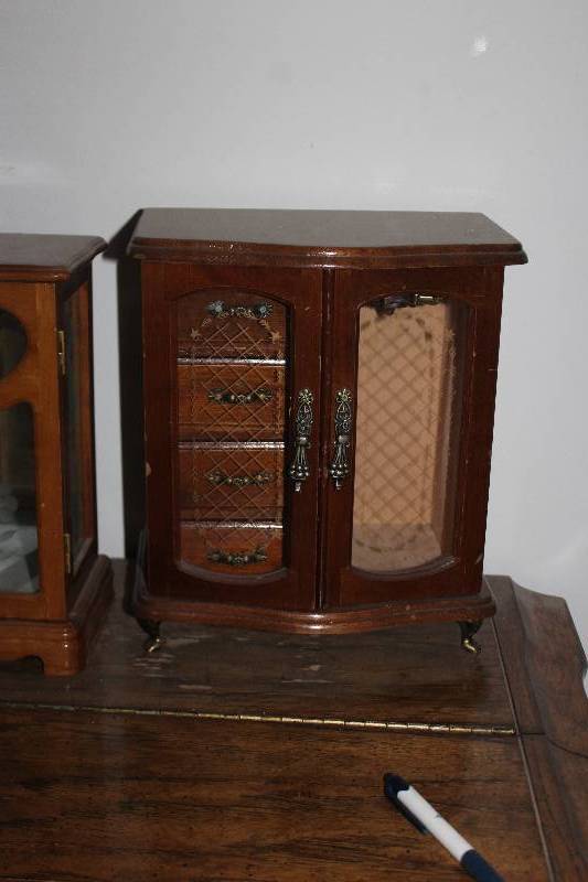 lot 56 image: Jewelry Box