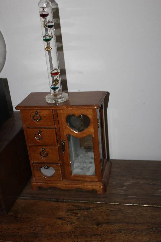 lot 55 image: Music Jewelry Box