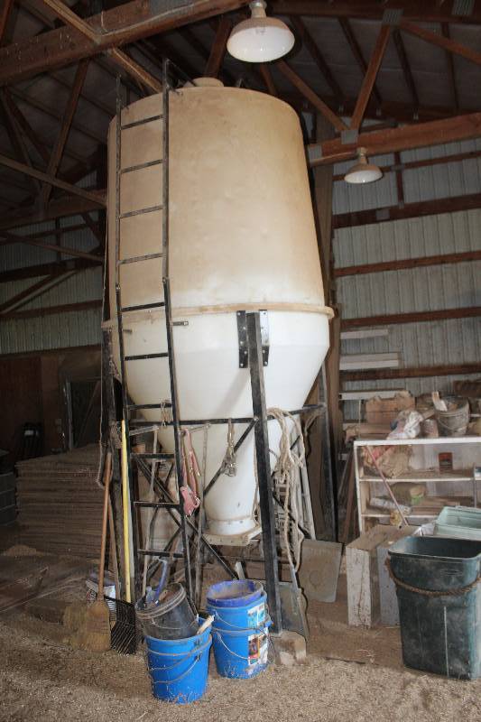 lot 36 image: Gravity Feed Bin