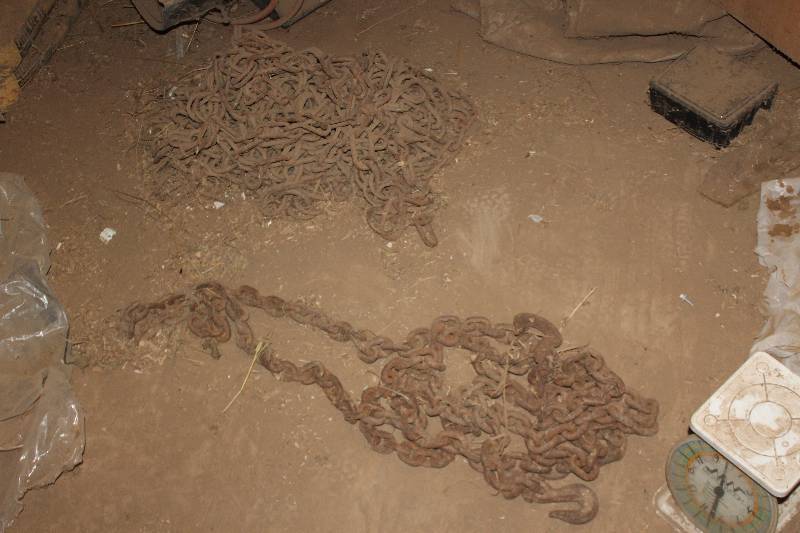 lot 41 image: Chains