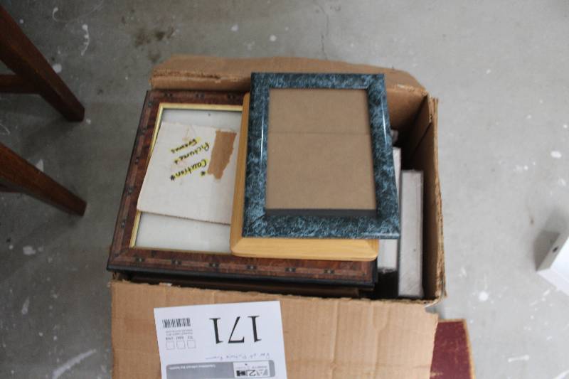 lot 171 image: Picture Frames, Various Sizes