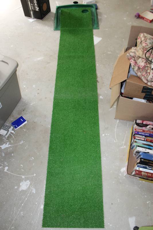 lot 160 image: 8ft. Indoor Putting Green
