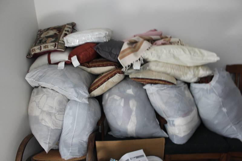 lot 164 image: Pillows, Blankets