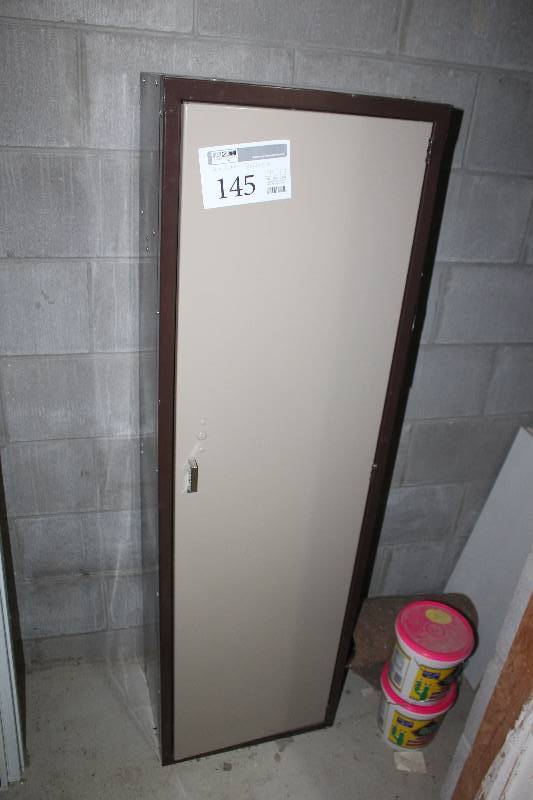 lot 145 image: Gun Locker