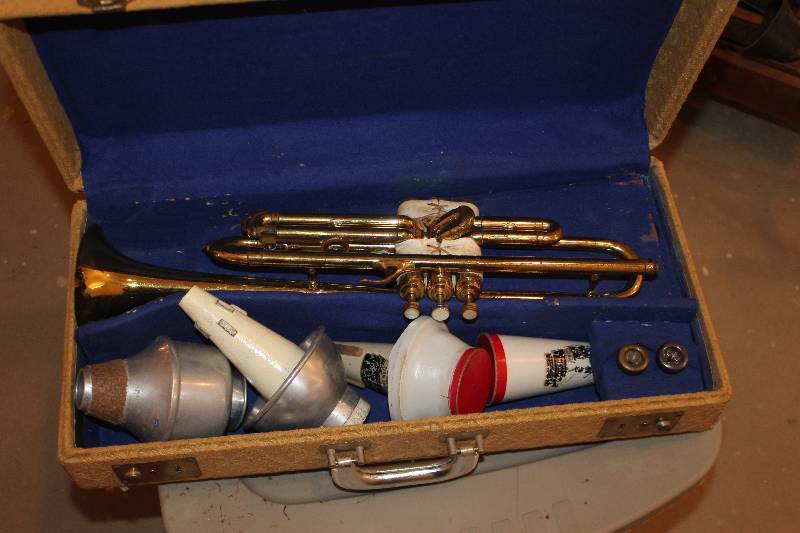 lot 190 image: Horn w Accessories, Carry Case