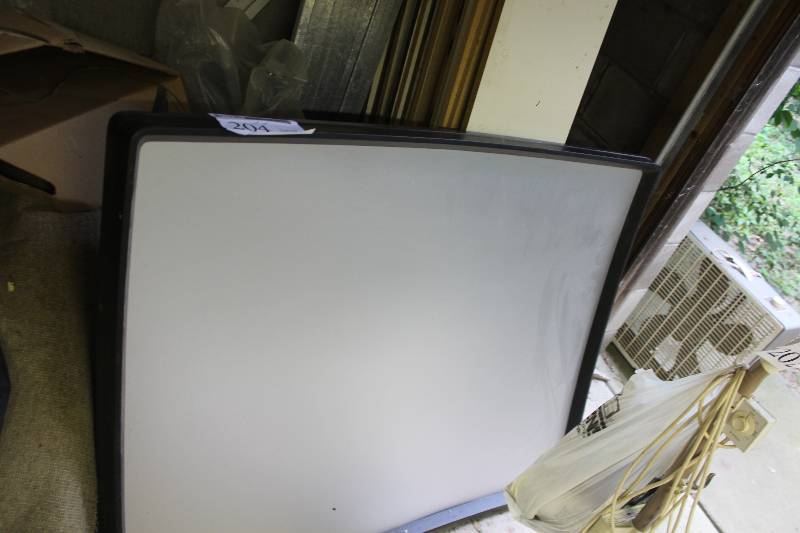 lot 204 image: Advent Projector Screen