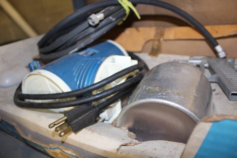 lot 236 image: Compact 414, Speedy 212 Paint Sprayers