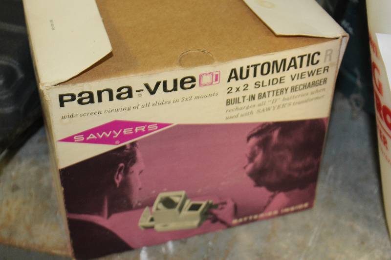 lot 244 image: Sawyers Pana-Vue Automatic 2x2 Slide Viewer w Recharger