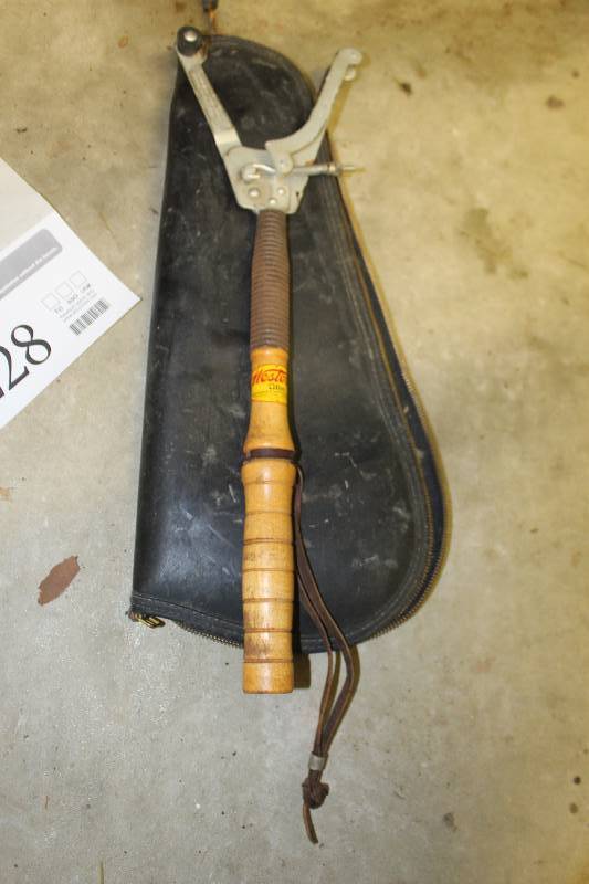 lot 228 image: Western Hand Trap w Carry Case