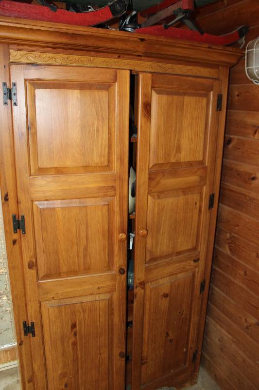 lot 260 image: 2-Door 3-Drawer 3-Shelf Wood Hutch