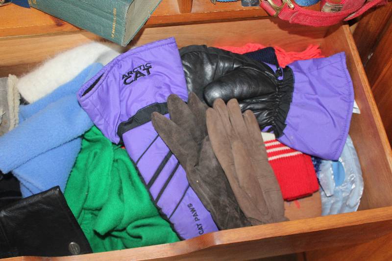 lot 259 image: Winter Clothing - Gloves, Scarfs