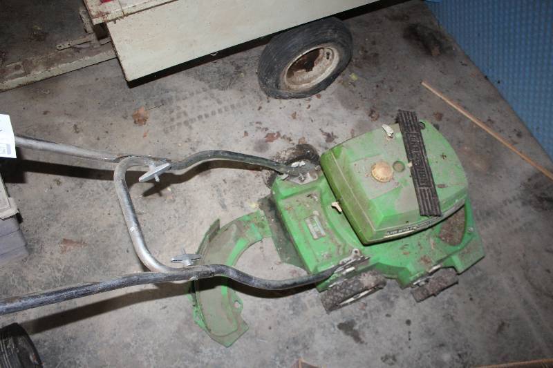 lot 330 image: Lawn Boy 19in. Gas Push Lawn Mower