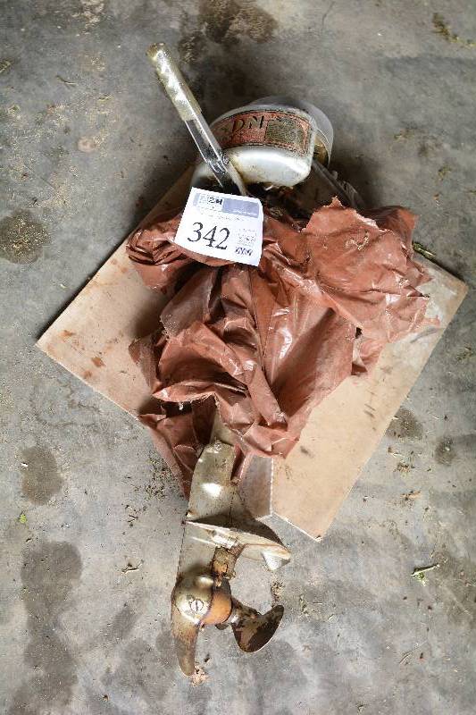 lot 342 image: Fishing Motor w Propeller