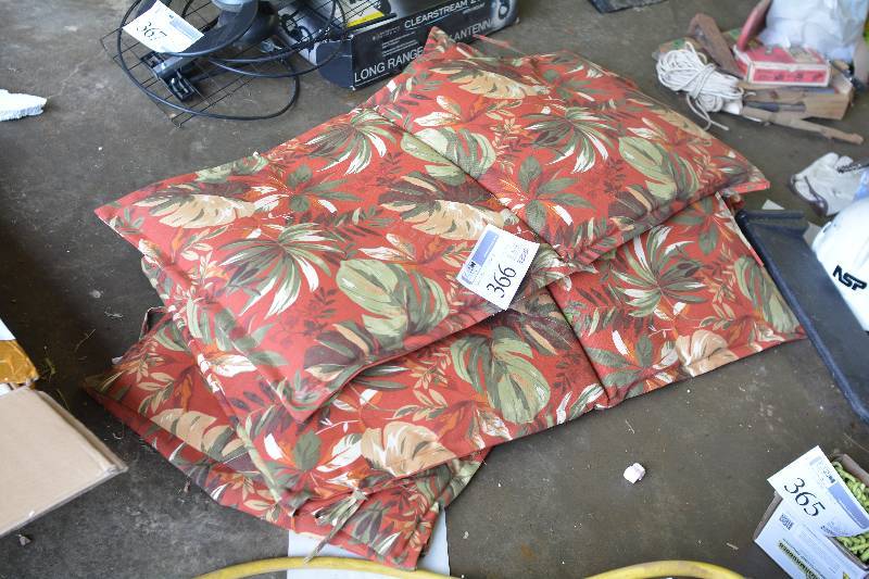 lot 366 image: 4-Piece Outdoor Patio Chair Cushions