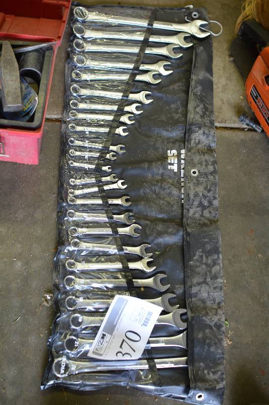 lot 370 image: 24-Piece Combination Wrench SAEMetric Set w Pouch