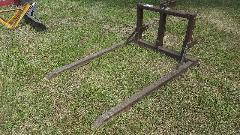 lot 26 image: Hay Bailer Fork Tractor Attachment