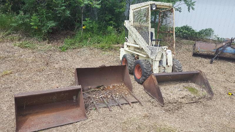 lot 15 image: Onan Bobcat w 3-Buckets