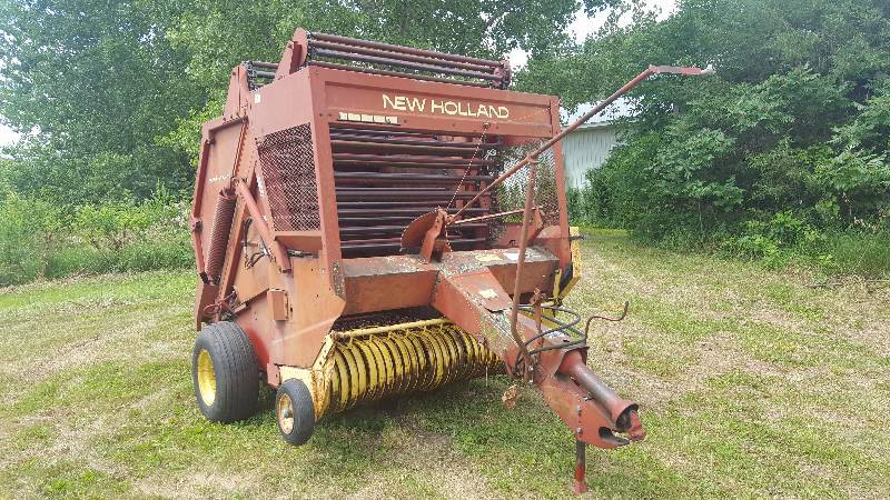 lot 16 image: New Holland Pull-Behind Round Baler