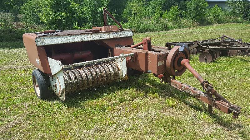 lot 21 image: International Harvester 430 T Rectangular Baler